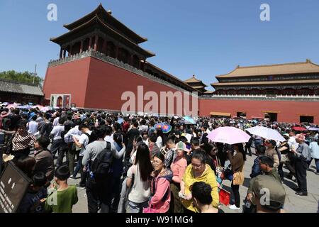 --FILE--touristes foule la Cité interdite lors de la fête de mai à Beijing, Chine, 30 avril 2013. Beijings Musée du Palais, également connu sous le nom de Banque D'Images