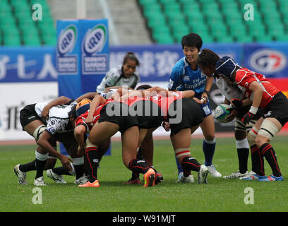 Les joueurs du Japon (rouge) et les Fidji (blanc) lors de leur match au cours de l'IRB Sevens 2013 Womens World Series dans la ville de Guangzhou, Chine du sud Guangdon Banque D'Images