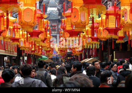 Des foules de touristes à pied sous les lanternes chinoises traditionnelles dans Chenghuang Temple (Temple du dieu de la ville), également connu sous le nom de Yu Garden ou le jardin Yuyuan, à Shangh Banque D'Images