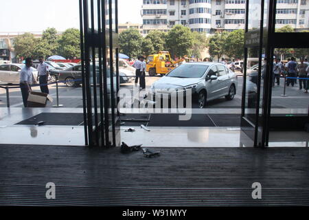 La Peugeot 408 est garée sur la place devant Pangdonglai Times Square où il s'écrasa dans une foule de gens dans Xuchang ville, centre de Menton Banque D'Images