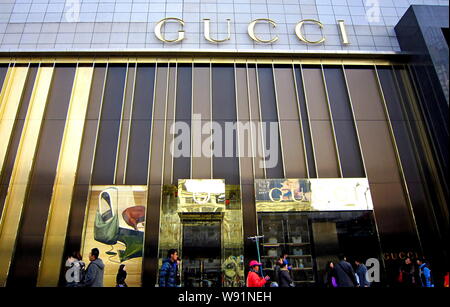 --FILE--piétons passez devant la boutique de mode de Gucci au Wuhan International Plaza à Wuhan, province de Hubei, Chine centrale 15 Février Banque D'Images