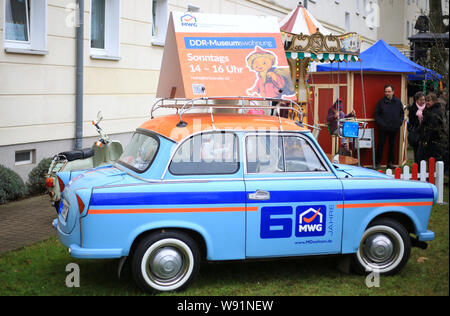 Magdeburg, Allemagne. Dec 18, 2016. Une Trabant se trouve en face de la maison comme support publicitaire. Le musée appartement à Hohepfortestrasse 61 d'une coopérative de logement à Magdeburg. Les membres du GTA-Nachbarschaftsverein conserver des souvenirs du monde de la vie et le style de vie des années 1960 et 1980. Chaque dimanche, ils ouvrent le MWG museum vacances pendant deux heures. Crédit : Peter Gercke/dpa-Zentralbild/ZB/dpa/Alamy Live News Banque D'Images