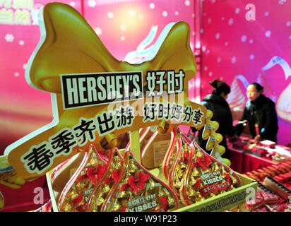 --FILE--un stand de Hersheys Kisses chocolat est illustré au cours d'une exposition alimentaire à Changzhou city, province de Jiangsu, Chine de l'est 24 mars 2012. Ch Banque D'Images