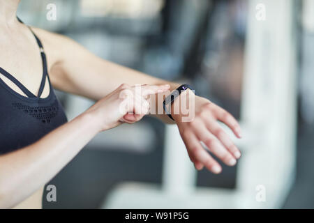 Smartwatch sur le poignet d'une femme de faire du sport comme un tracker de remise en forme Banque D'Images