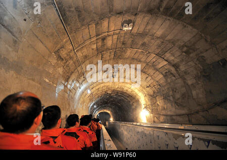 Les touristes à travers les escaliers roulants ride Mont Tianmen à Tianmen Mountain National Forest Park dans la ville de Zhangjiajie, province de Hunan, Chine centrale, 28 Décembre Banque D'Images