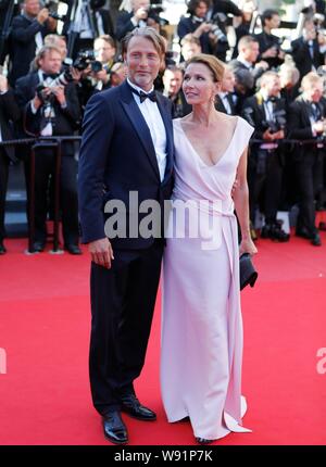 L'acteur danois Mads Mikkelsen, à gauche, et son épouse Hanne Jakobsen posent sur le tapis rouge qu'ils arrivent pour la cérémonie de clôture de la 66e entre Cannes Banque D'Images