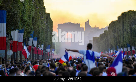 PARIS, France - 15 juillet 2018 : des milliers de fans français jubilatoire sur l'Avenue des Champs-Élysées célébrant la victoire de la France sur la Croatie dans la 20 Banque D'Images