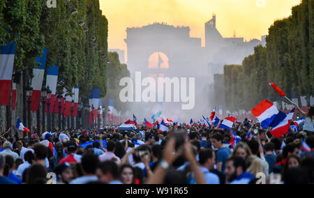 PARIS, France - 15 juillet 2018 : des milliers de fans français jubilatoire sur l'Avenue des Champs-Élysées célébrant la victoire de la France sur la Croatie dans la 20 Banque D'Images