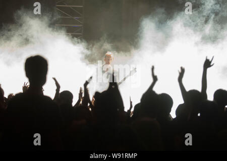 La chanteuse vedette du groupe de rock anglais Suede, Brett Anderson effectue lors d'un concert à Shanghai, Chine, le 3 octobre 2013. Banque D'Images