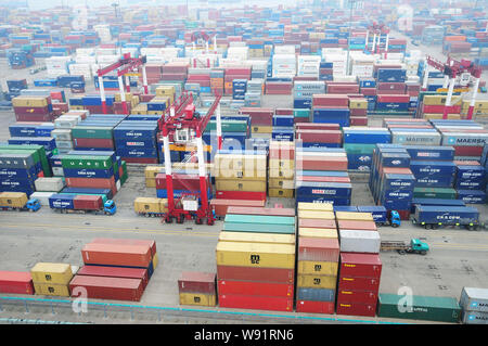 Les contenants sont vus dans le port de Lianyungang dans Xuzhou city, province de Jiangsu, Chine de l'Est, 10 juillet 2013. Chines les exportations ont diminué de 3,1  % en Banque D'Images