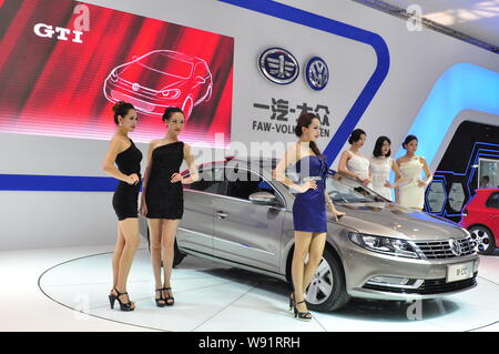 Les modèles posent au stand de première automobile Works (FAW) lors de l'édition 2013 du Salon International de l'Auto de Nanjing, à Nanjing, province du Jiangsu, Chine de l'est 16 Banque D'Images