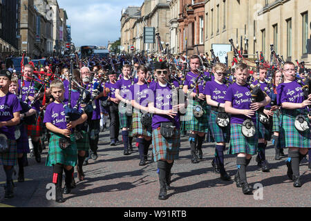 Glasgow, Ecosse, Royaume-Uni. Août 12, 2019. Cette année, le Big Band Live Tuyauterie Parade, avec environ 150 Pipers provenant de divers pays, y compris la Nouvelle-Zélande et le Canada, a commencé à Blythswood Square et ont défilé dans le centre-ville de Glasgow à la fin de George Square, où ils ont été salués et accueillis par cette ans Chieftain de tuyauterie, LORD PROVOST EVA ISOÈTE. Le Lord Provost, un piper rejoint le Big Band en jouant HIGHLAND CATHEDRAL Crédit : Findlay/Alamy Live News Banque D'Images