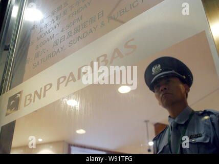 --FILE--un personnel de sécurité chinois monte la garde à l'office de BNP Paribas dans le quartier financier de Lujiazui à Pudong, Shanghai, Chine, le 21 septembre Banque D'Images