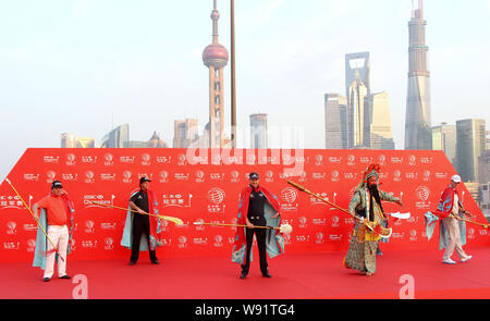 (De gauche) Jason Dufner et Phil Mickelson de la United States, Ian Poulter de l'Angleterre, un artiste chinois et Justin Rose d'Angleterre, tout habillé Banque D'Images