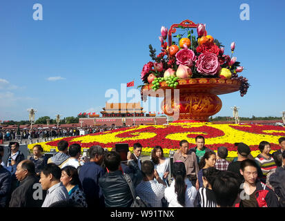 --FILE--touristes foule Place Tiananmen pendant la journée nationale de vacances, à Beijing, Chine, 1 octobre 2013. L'enthousiasme des consommateurs, associée wi Banque D'Images