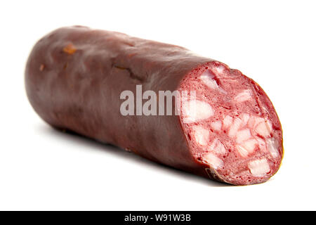 Salami de boeuf traditionnel de Tatarstan, en Russie, sur un fond blanc Banque D'Images
