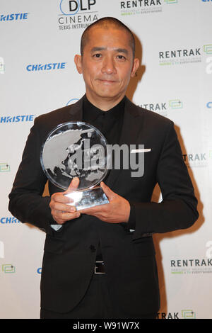 Hong Kong, chanteur et acteur Tony Leung Chiu-Wai pose avec son trophée pour l'honneur comme acteur extraordinaire pour 2013 à l'CineAsia 2013 à Hong Kong, Banque D'Images