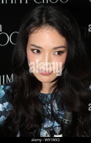 L'actrice taïwanaise Shu Qi sourit elle arrive à la partie d'ouverture d'une nouvelle boutique Jimmy Choo à Hong Kong, Chine, le 9 juillet 2013. Banque D'Images