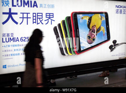 --FILE--un piéton passe devant une publicité pour les smartphones Nokia Lumia 625 à Nanjing, province du Jiangsu, Chine de l'est 29 août 2013. Chine, wi Banque D'Images