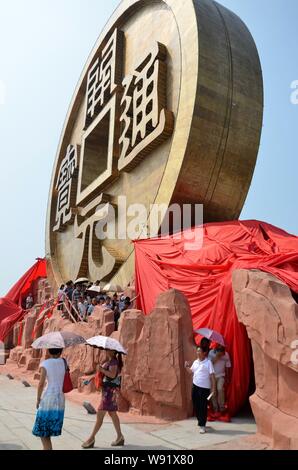 Les touristes visitent la plus grande pièce de cuivre sculpture à Baoshan Hunan Parc minier National à Guiyang county, Chenzhou city, Hunan Chines centrale p Banque D'Images