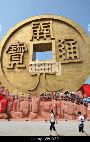 Les touristes visitent la plus grande pièce de cuivre sculpture à Baoshan Hunan Parc minier National à Guiyang county, Chenzhou city, Hunan Chines centrale p Banque D'Images