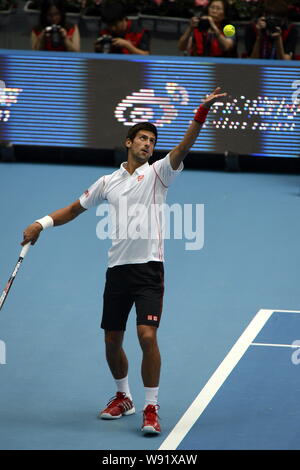 Novak Djokovic la Serbie de sert une balle contre Lukas rosol de la République tchèque lors de leur premier match de la mens Open de Chine 2013 te Banque D'Images