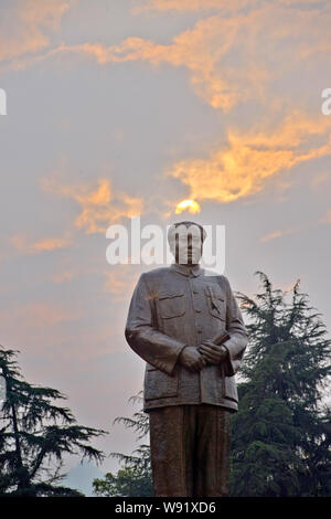 --FILE--Vue de la statue de pierre de l'ancien leader chinois Mao Zedong Mao Zedong au Square à Shaoshan, Xiangtan city, province du Hunan, Chine centrale 1 Banque D'Images