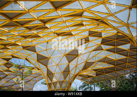 La canopée Perdana, une structure unique de conception géométrique moderne. se fond dans la nature dans le Jardin botanique de Perdana Kuala Lumpur, Malaisie Banque D'Images
