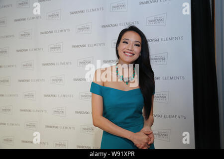 L'actrice taïwanaise Shu Qi sourit au cours de la présentation du monde 2013 Bijoux Swarovski facettes à Shanghai, Chine, le 19 juin 2013. Banque D'Images