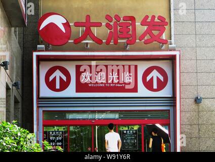 - Un fichier clients--rendez-vous shopping dans un supermarché RT-Mart à Yichang city, province de Hubei, Chine centrale 9 juillet 2013. Taiwans RT-Mart est prêt à lau Banque D'Images