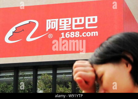 --FILE--un piéton passe devant le siège de l'Alibaba à Hangzhou, province de Zhejiang, Chine de l'est 16 septembre 2011. Chines Alibaba Group, qui Banque D'Images