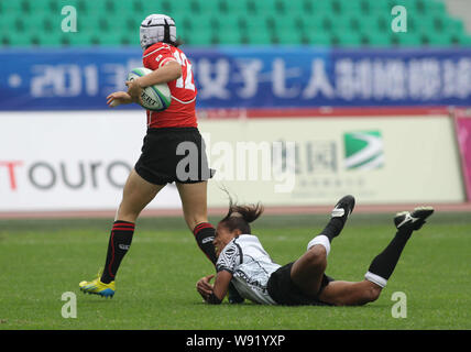 Les joueurs du Japon (rouge) et les Fidji (blanc) lors de leur match au cours de l'IRB Sevens 2013 Womens World Series dans la ville de Guangzhou, Chine du sud Guangdon Banque D'Images