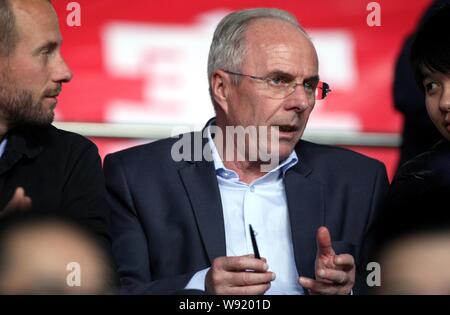 --FILE--entraîneur de football suédois Sven-Goran Eriksson, centre, des entretiens avec d'autres durant le troisième tour de l'Association de football chinoise 2012 Su Banque D'Images