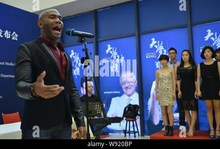 --FILE--acteur afro-américain Apollo Levine, gauche, effectue les musicales de style Broadway Da Meng Shen Hou, ou grand rêve de singe magique pendant un rehears Banque D'Images