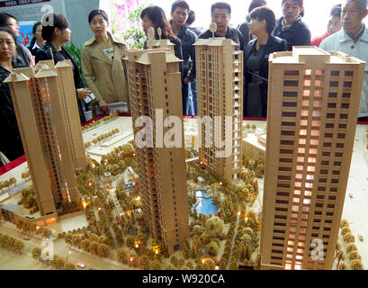 --FILE--acheteurs potentiels regarder une maquette d'un nouvel ensemble résidentiel à un bureau de vente à Yichang city, province de Hubei, Chine centrale 22 Oc Banque D'Images