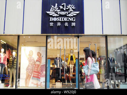 --FILE--piétons devant une boutique de vêtements bas de Bosideng à Nanjing city, province de Jiangsu, Chine de l'Est, 29 juin 2013. Globetrotters seeki chinois Banque D'Images