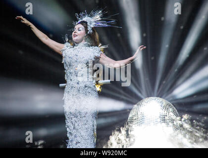 La soprano britannique Sarah Brightman chante pendant son concert à Shanghai Grand Stage à Shanghai, Chine, 23 juin 2013. Banque D'Images