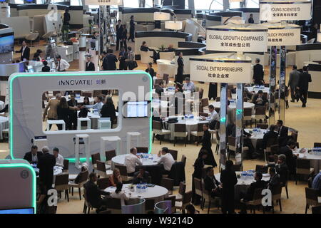 Personnes visitent le Forum économique mondial de Davos d'été 2013 dans la région de Dalian, province de Liaoning, Chine du nord-est, le 11 septembre 2013. Le World Economic Fo Banque D'Images