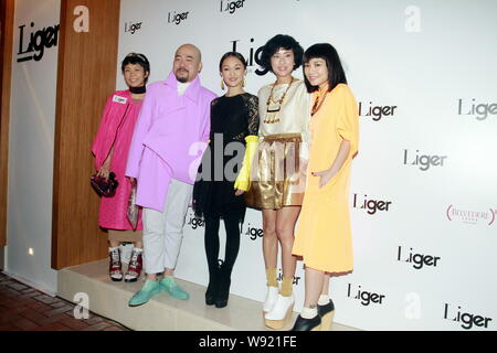 (De gauche) Hong Kong Fashion designer Johanna Ho, parolier et icône de la mode Wyman Wong Wai-man, l'actrice chinoise Zhou Xun, Hong Kong actrice Hilary Ts Banque D'Images