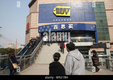 --FILE d'attente des clients chinois--jusqu'à l'extérieur d'un magasin Best Buy pour retourner les produits qu'ils ont acheté au magasin à Shanghai, Chine, 24 février 2011. Être Banque D'Images