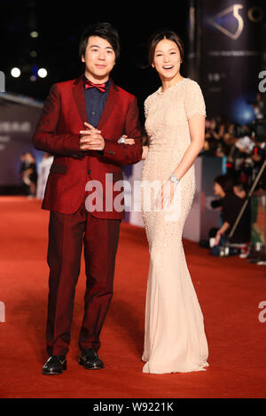 Le pianiste chinois Lang Lang, gauche, et Hong Kong singer Denise Ho posent sur le tapis rouge qu'ils arrivent à la 50ème Golden Horse Awards cérémonie à taip Banque D'Images