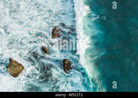 Vue aérienne de vagues sur les rochers. Vue de dessus, drone photo, belle nature background Banque D'Images