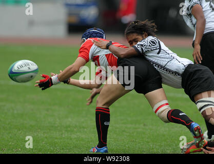 Les joueurs du Japon (rouge) et les Fidji (blanc) lors de leur match au cours de l'IRB Sevens 2013 Womens World Series dans la ville de Guangzhou, Chine du sud Guangdon Banque D'Images