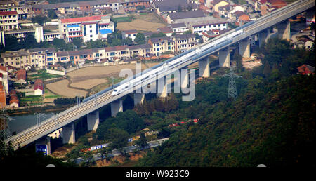 Vue aérienne d'un CRH (China railway High-speed) bullet train roulant sur l'Wuguang (Wuhan-Guangzhou) grande vitesse ferroviaire dans la ville de Linxiang, central Banque D'Images