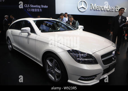 Les visiteurs regarder une Mercedes-Benz CLS Shooting Frein de stationnement durant la 15e Exposition de l'industrie internationale de l'Automobile de Shanghai, connue sous le nom de Auto China 2014 Banque D'Images