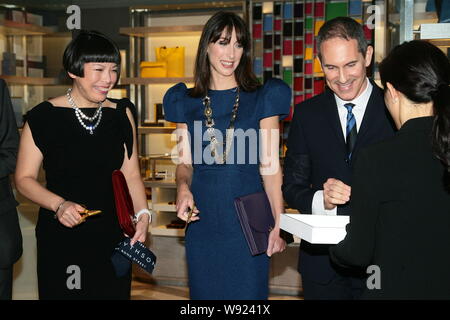 Samantha Cameron, deuxième à gauche, épouse du Premier ministre britannique David Cameron, sourit à une cérémonie de lancement de la marque de mode de luxe Smythson dans Banque D'Images