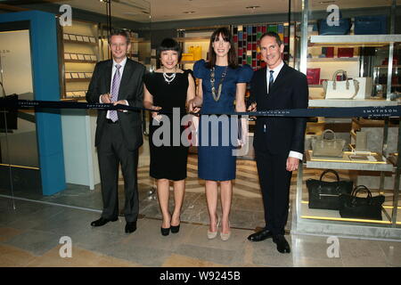 Samantha Cameron, deuxième à droite, la femme du Premier ministre britannique, David Cameron, sourire alors qu'elle coupe le ruban lors d'une cérémonie de lancement de la fa de luxe Banque D'Images