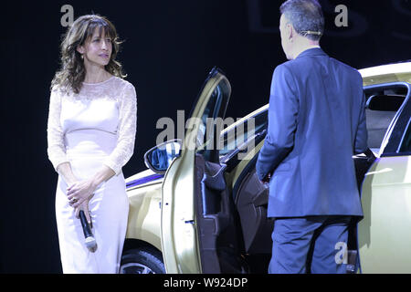 L'actrice française Sophie Marceau, gauche, écoute une question à un événement promotionnel de Changan Citroen DS5 Messages durant la 11ème Chine (Guangzhou) Inter Banque D'Images