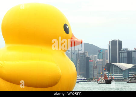 Le canard en caoutchouc géant flottant de l'artiste néerlandais Florentijn Hofmans est affichée à l'Harbour City à Hong Kong, Chine, le 2 mai 2013. Un gigantesque je jaune Banque D'Images