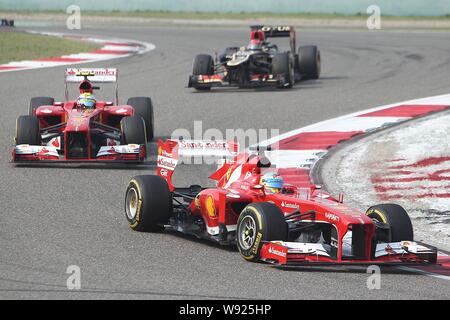 (De face) L'Espagnol Fernando Alonso, pilote de F1 de Ferrari, son coéquipier brésilien Felipe Massa et le Finlandais Kimi Raikkonen, pilote de F1 de Lotus en concurrence d Banque D'Images